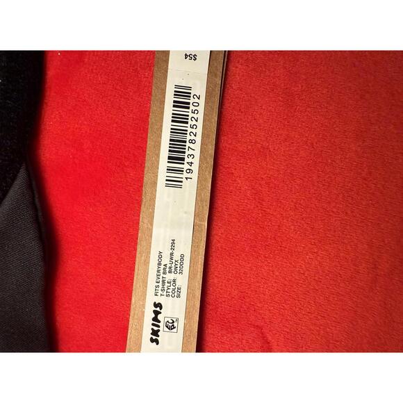 Skims Fits Everybody T Shirt Bra Color Onyx Size 32DDDD - Picture 3 of 3